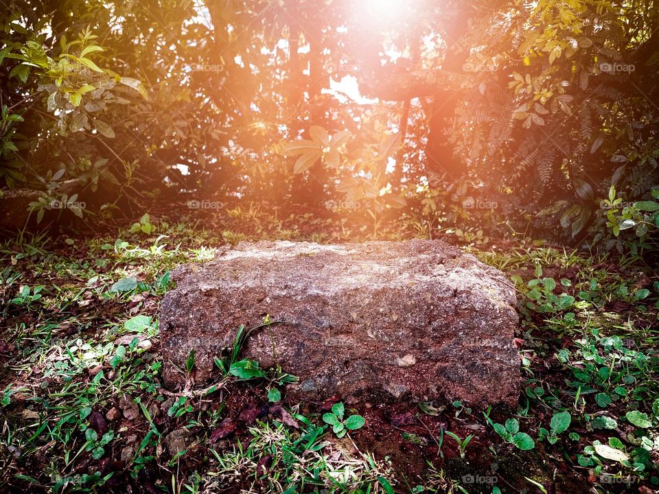 Pedra retangular ao nascer do sol. Pedra retangular