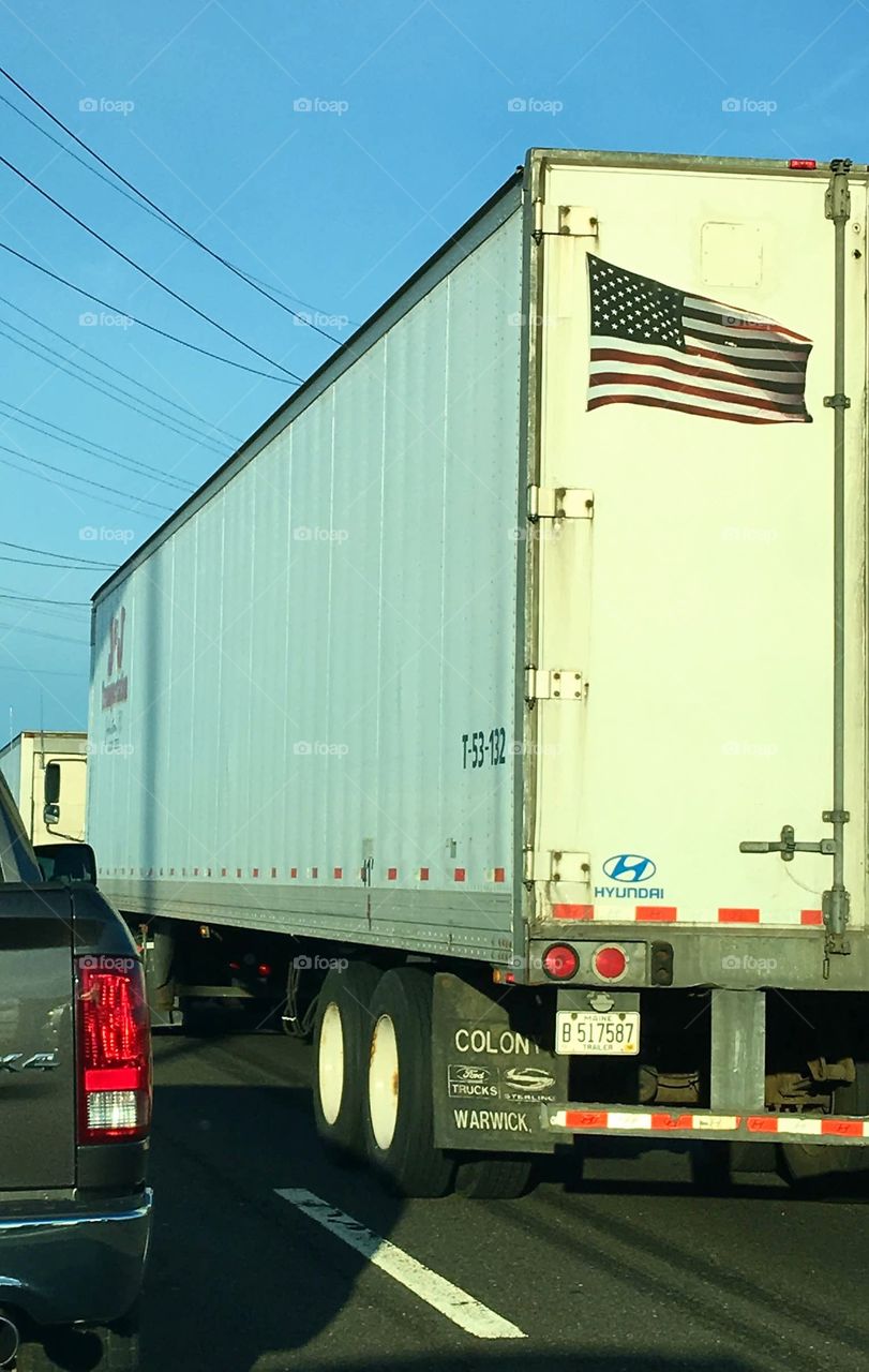 The AMERICAN FLAG can be seen anywhere. Here's a Patriotic Trucking Company displaying a real looking American flag 🇺🇸 on the back of truck.