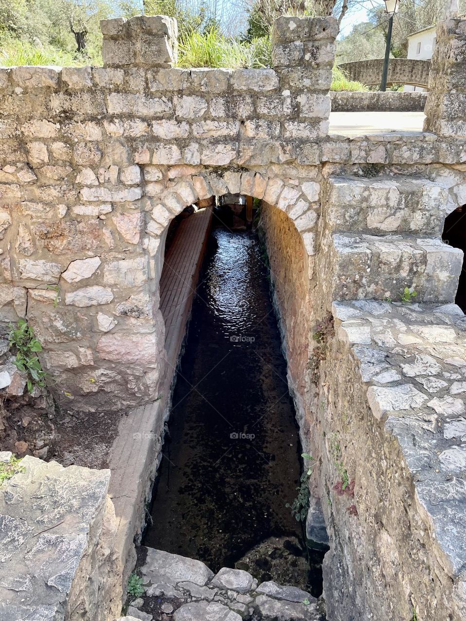 Ribeira a passar debaixo da muralha 