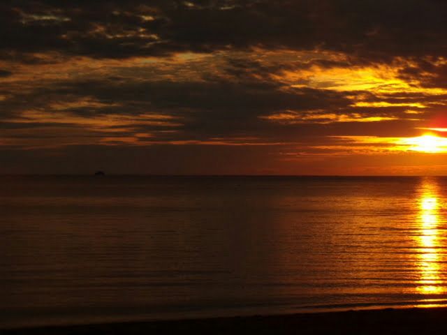 breathtaking view of the warm summer sun  reaching down to the pacific.