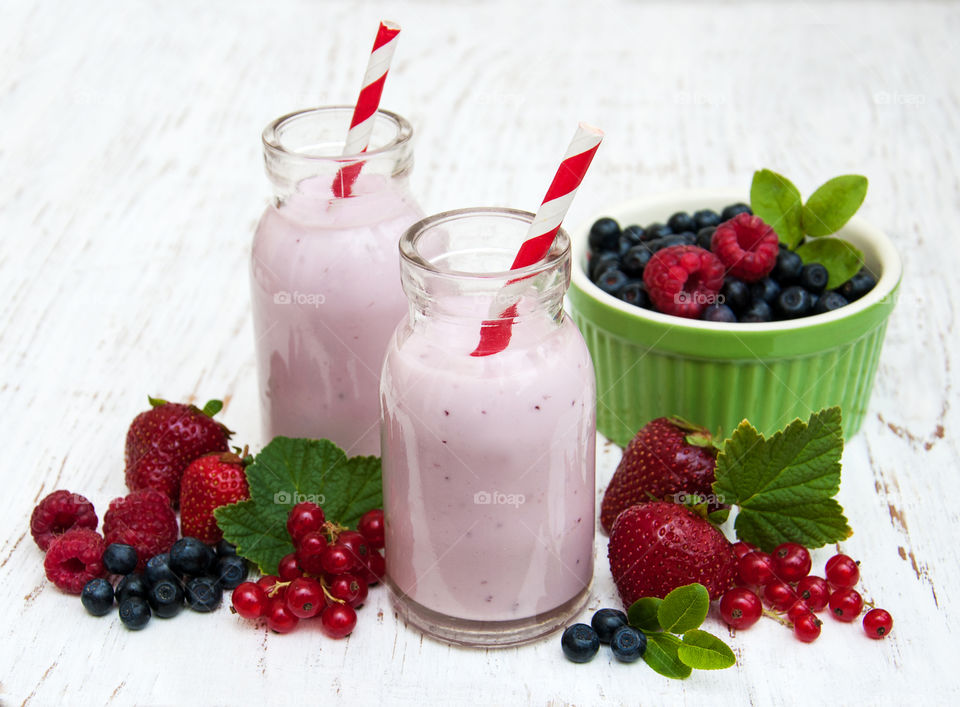 Yogurt with fresh berries 