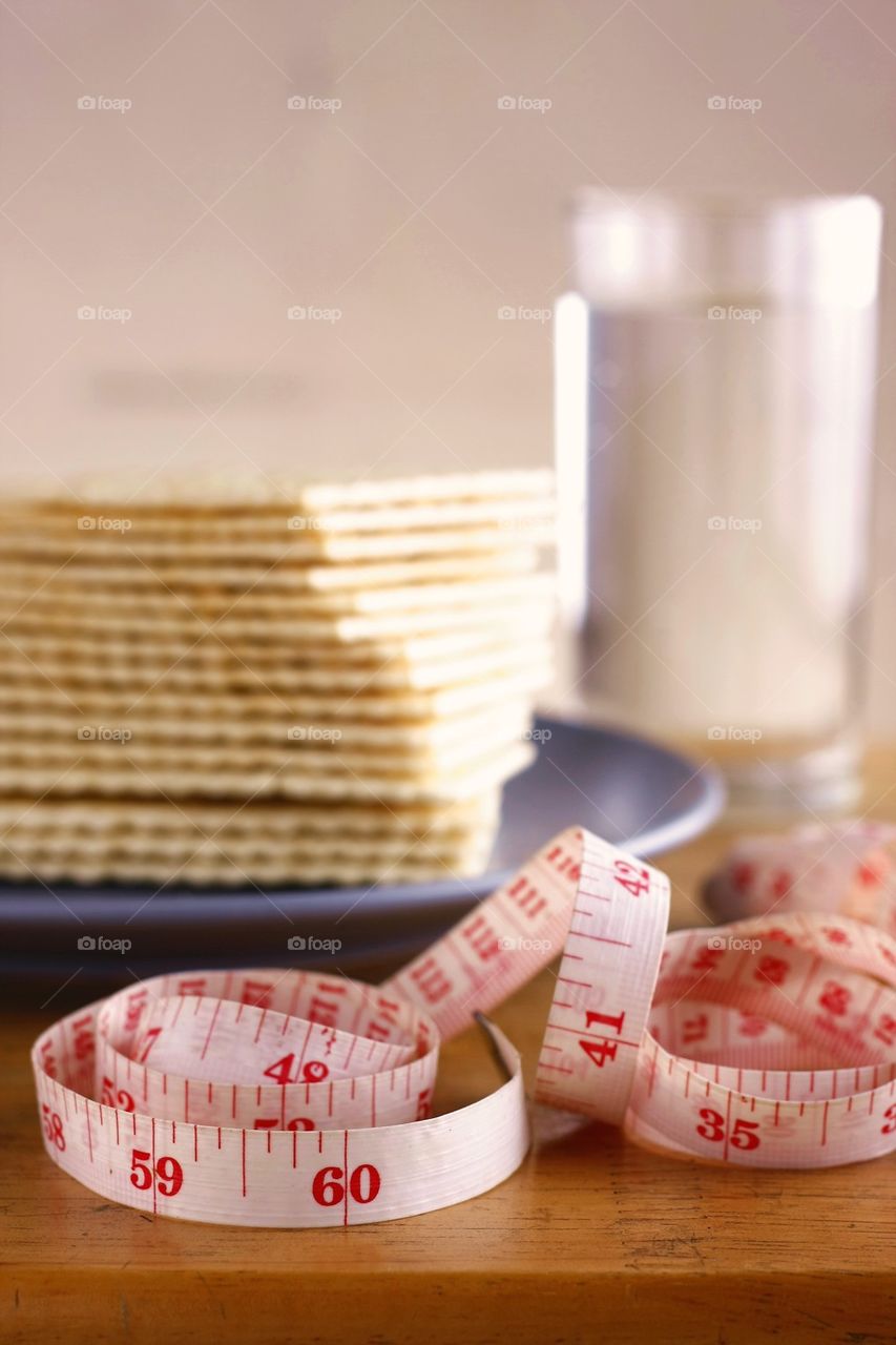 soda crackers,tape measure and a glass of water