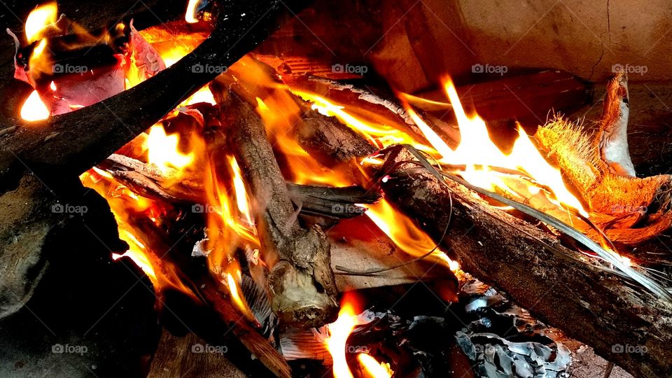 Fogo bonito. Madeiras queimando.