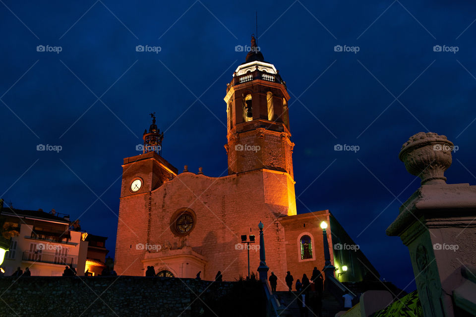 Siluetas ante la Iglesia de Sitges