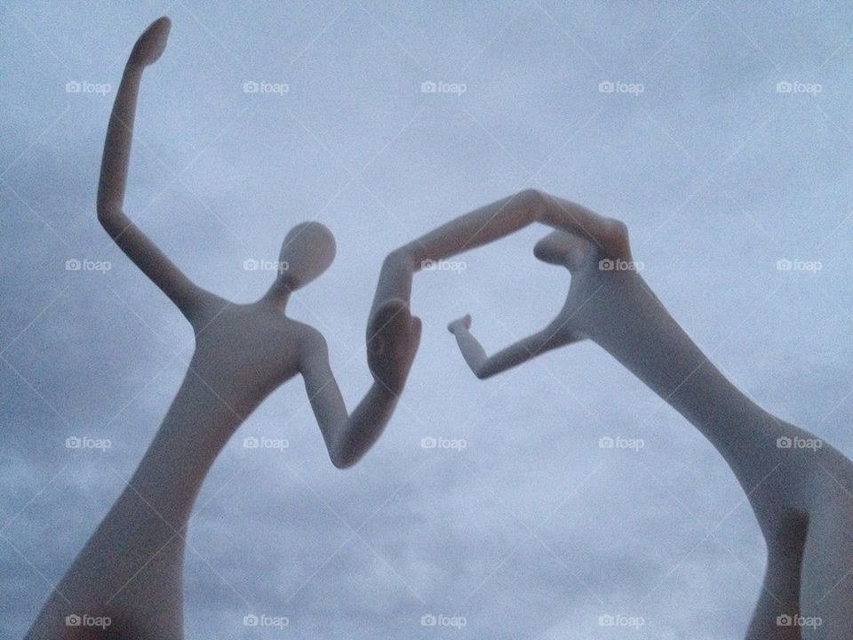 Dancing statues 