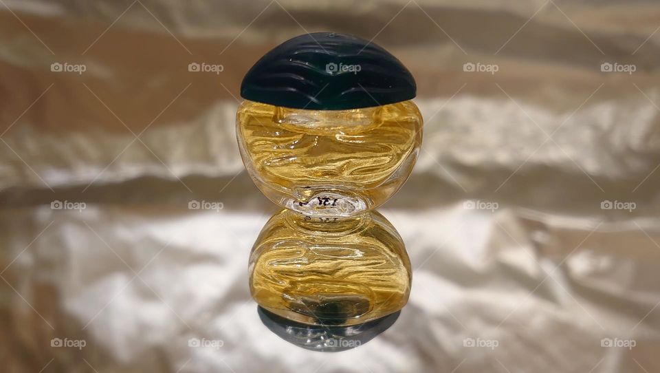 Perfumer ✨🪞Reflection in the mirror of a perfume bottle✨🪞