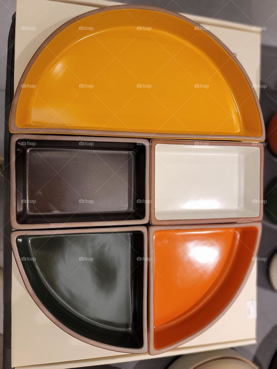 When colorful tableware encounters spring dishes, the gorgeous hues interweave, as if condensing all the vibrant colors of spring onto a small dining table.