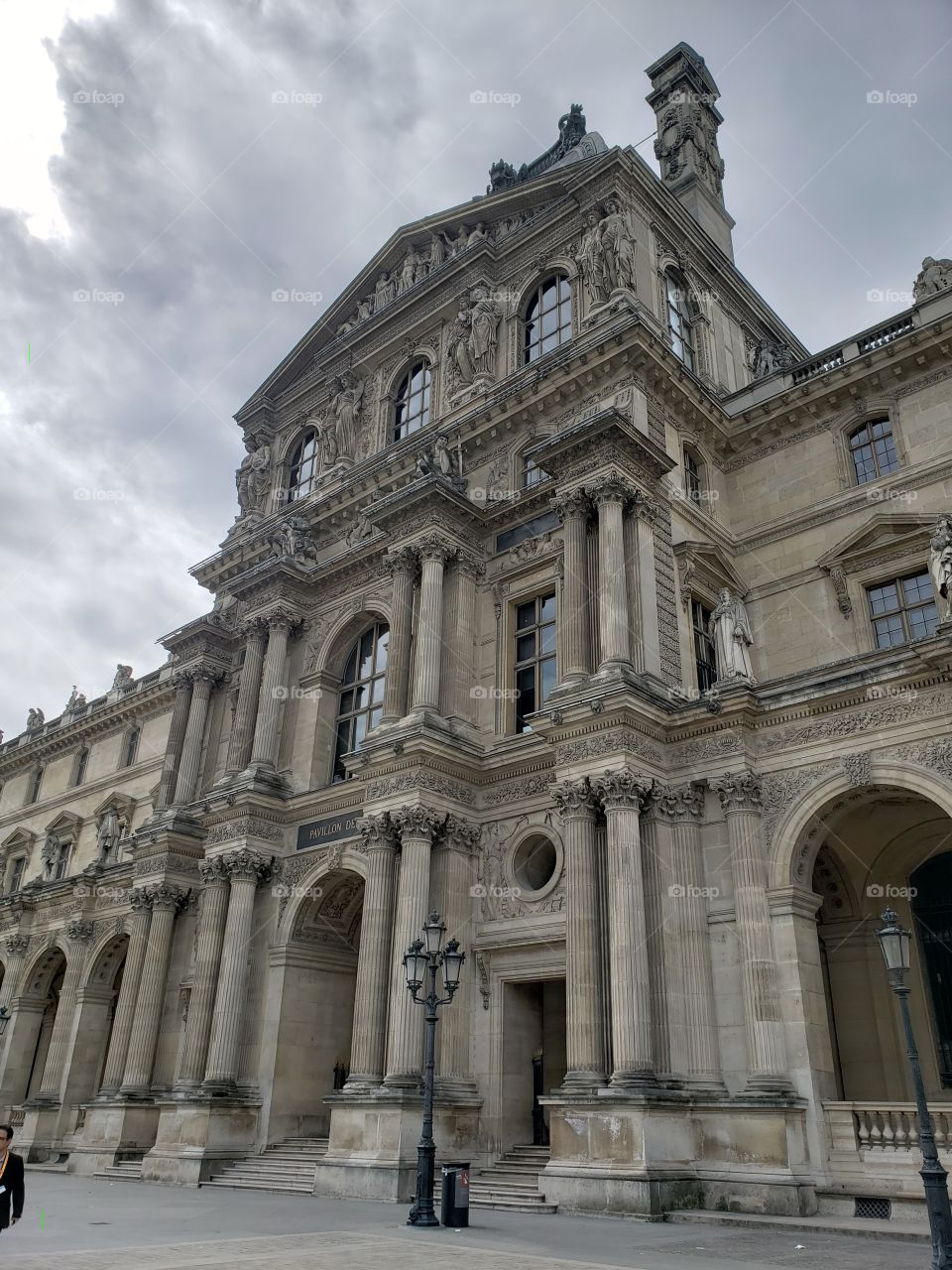 arquitectura parisina rodeando el museo de Louvre