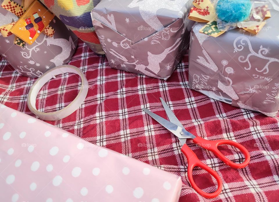 Gifts - wrapping presents