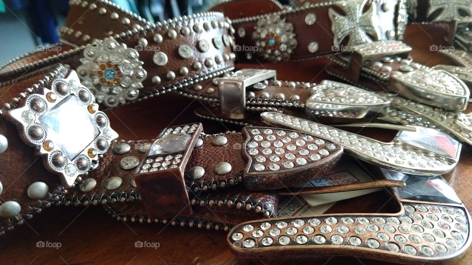 cintos com pedrarias.