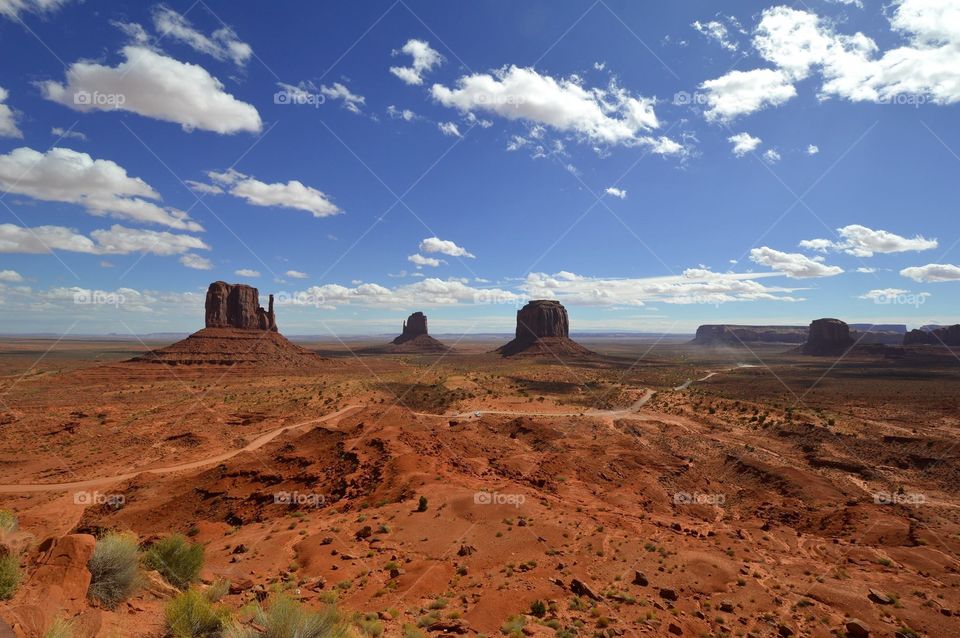 The Navajo name for Monument Valley is Tse’ Bii’Ndzisgaii. The entire Navajo reservation covers one-third of the 130,000 square-mile Colorado Plateau.  