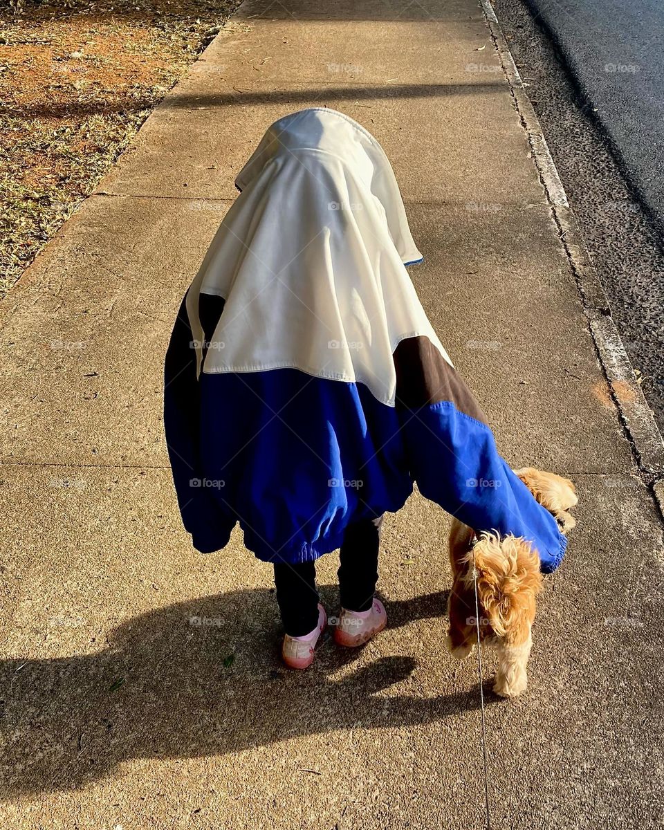 🇺🇸 And walking we go, warming up the cold day. Who is taking care of who? My little daughter or the dog? / 🇧🇷 E caminhando vamos, esquentando o dia frio. Quem está tomando conta de quem? A minha filha pequena ou o cachorro?