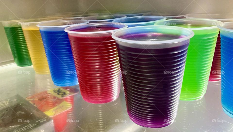 🇺🇸 Tasty and colorful jellies! Cold, refresh and have fun this summer. Who will? / 🇧🇷 Gelatinas saborosas e bem coloridas! Geladas, refrescam e divertem nesse verão. Quem vai querer?