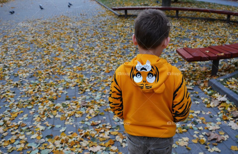 child in fall on a street