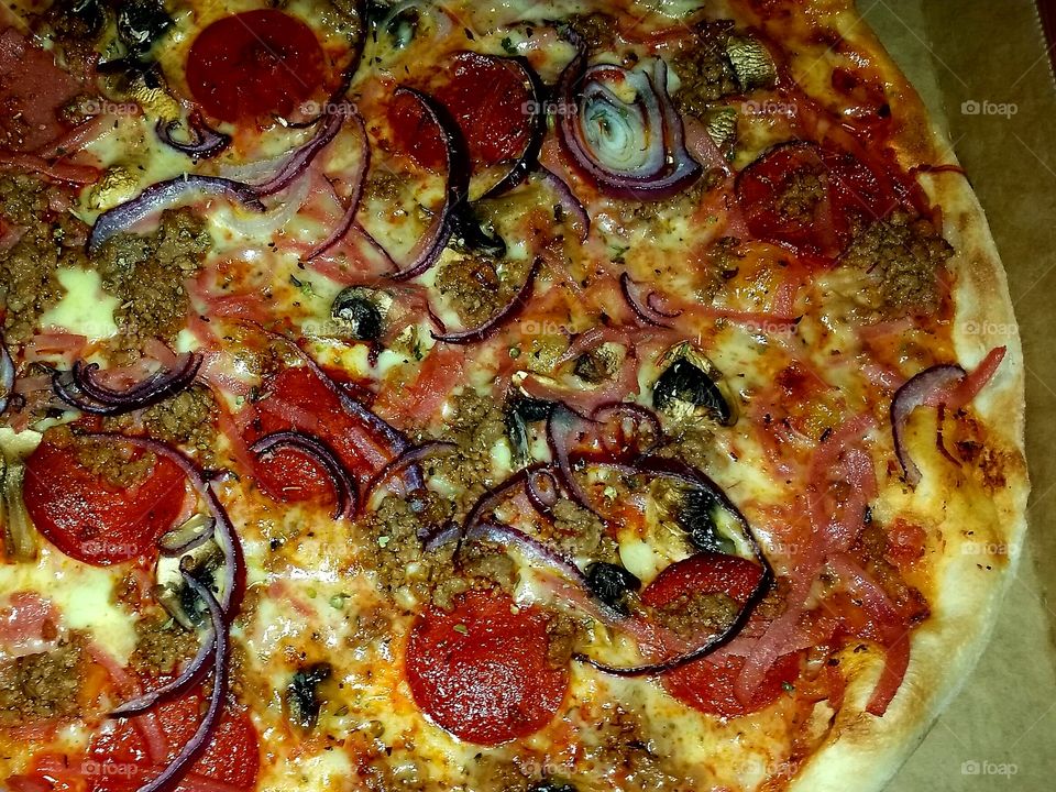 Pizza with meatloaf, red onion, champion and salami!