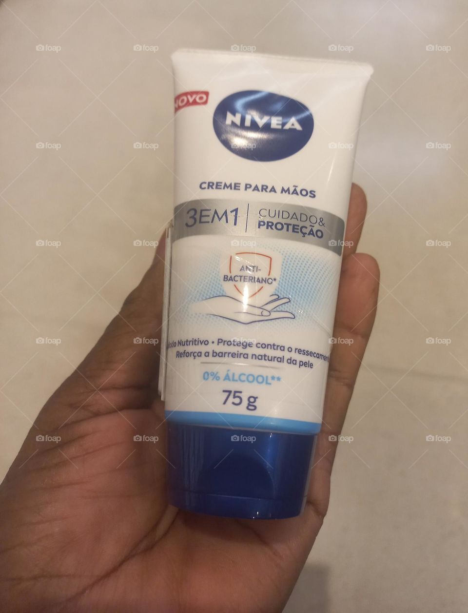 Tenha mãos hidratadas, macias e protegidas. A NIVEA, trata sua pele com carinho.  Use o creme para as mãos  3 em 1 com óleo de jojoba  e % álcool **