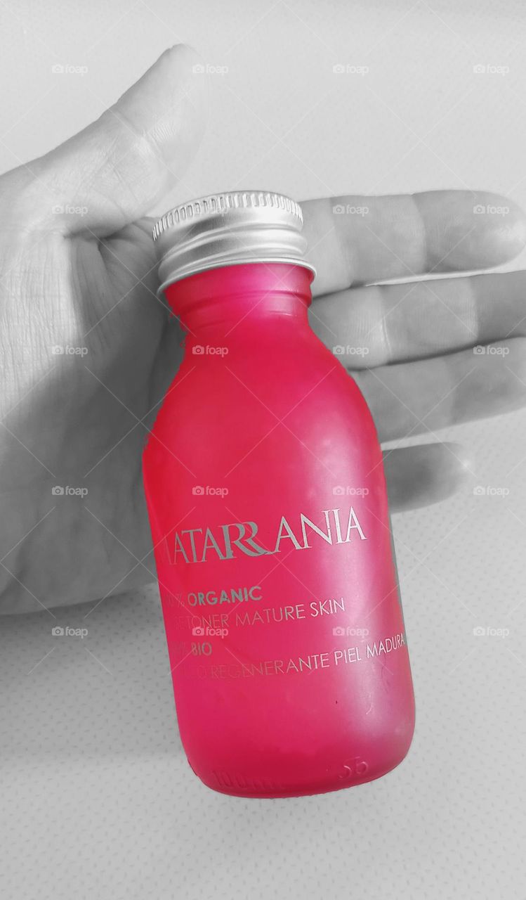 Mano con loción orgánica