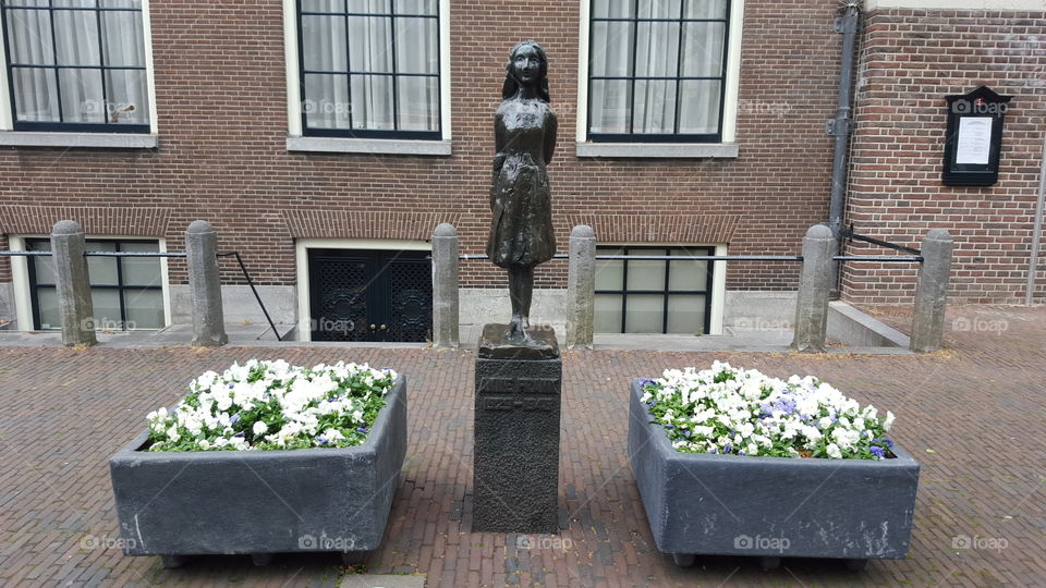 Anna Frank Sculpture