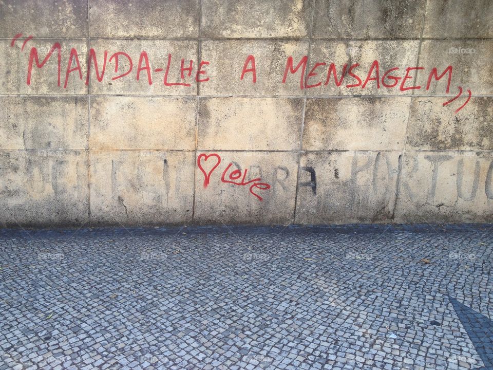 Wall poetry, street quotes, thoughts on the wall: "Manda-lhe a mensagem - Love" (send her the message - Love)