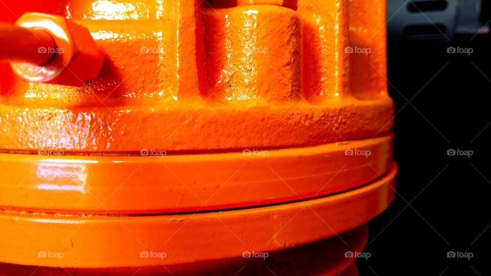 Cor laranja. Pintura em motor pneumatico, compressor, maquina nova industrial.
