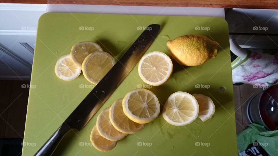 Cutting lemons