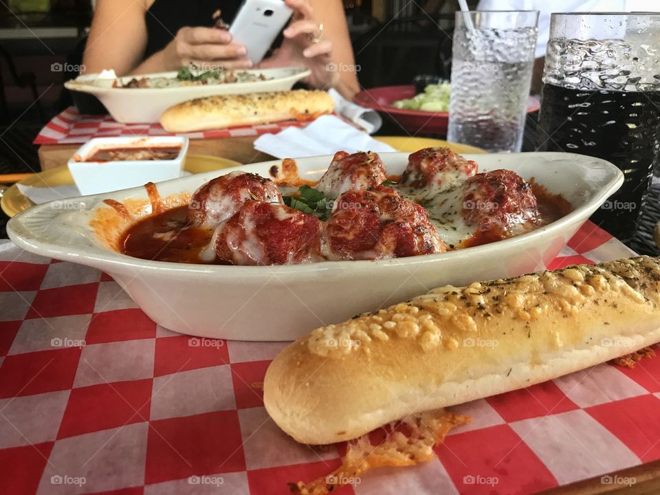 Meatballs with garlic bread