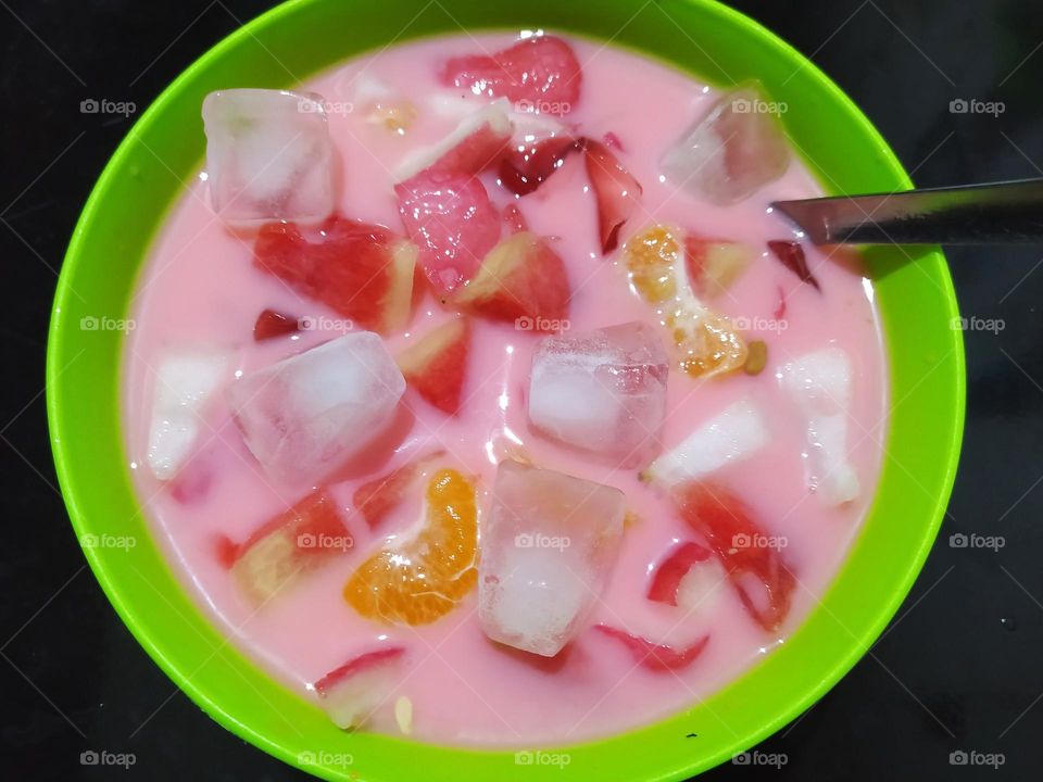 The iftar menu usually begins with eating dates or drinking iced fruit soup, made from cold water mixed with sweetened condensed milk, cocopandan syrup and sliced ​​fruits and jelly.