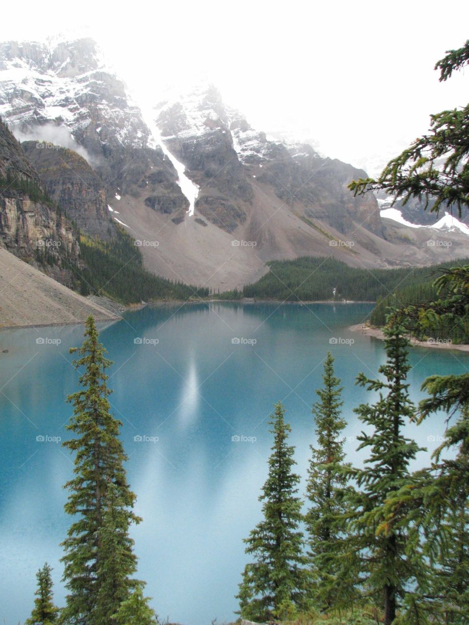 Spectacular views from moraine lake and peaks