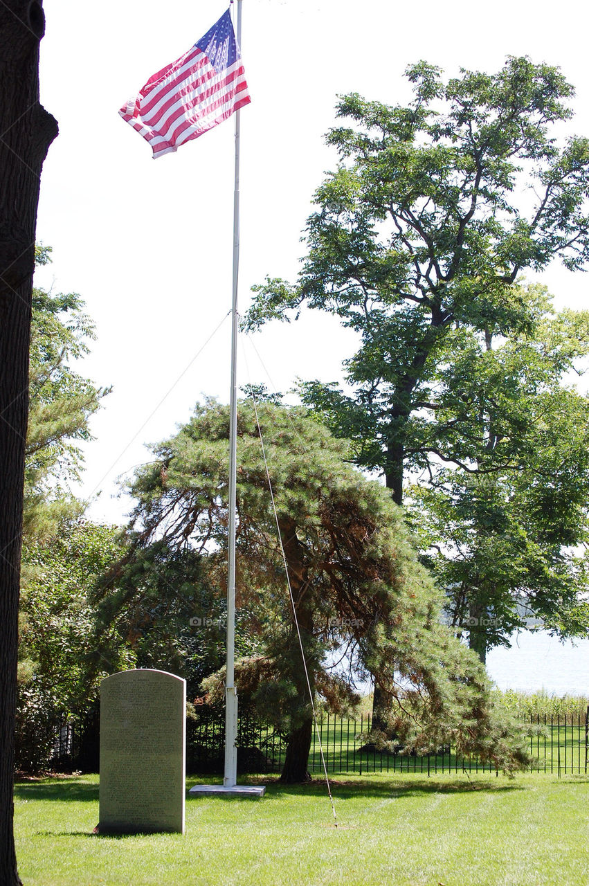 stone graves flag head by refocusphoto