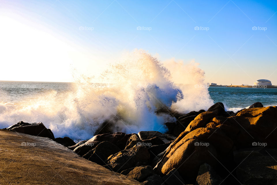 soleil au dessus des vagues