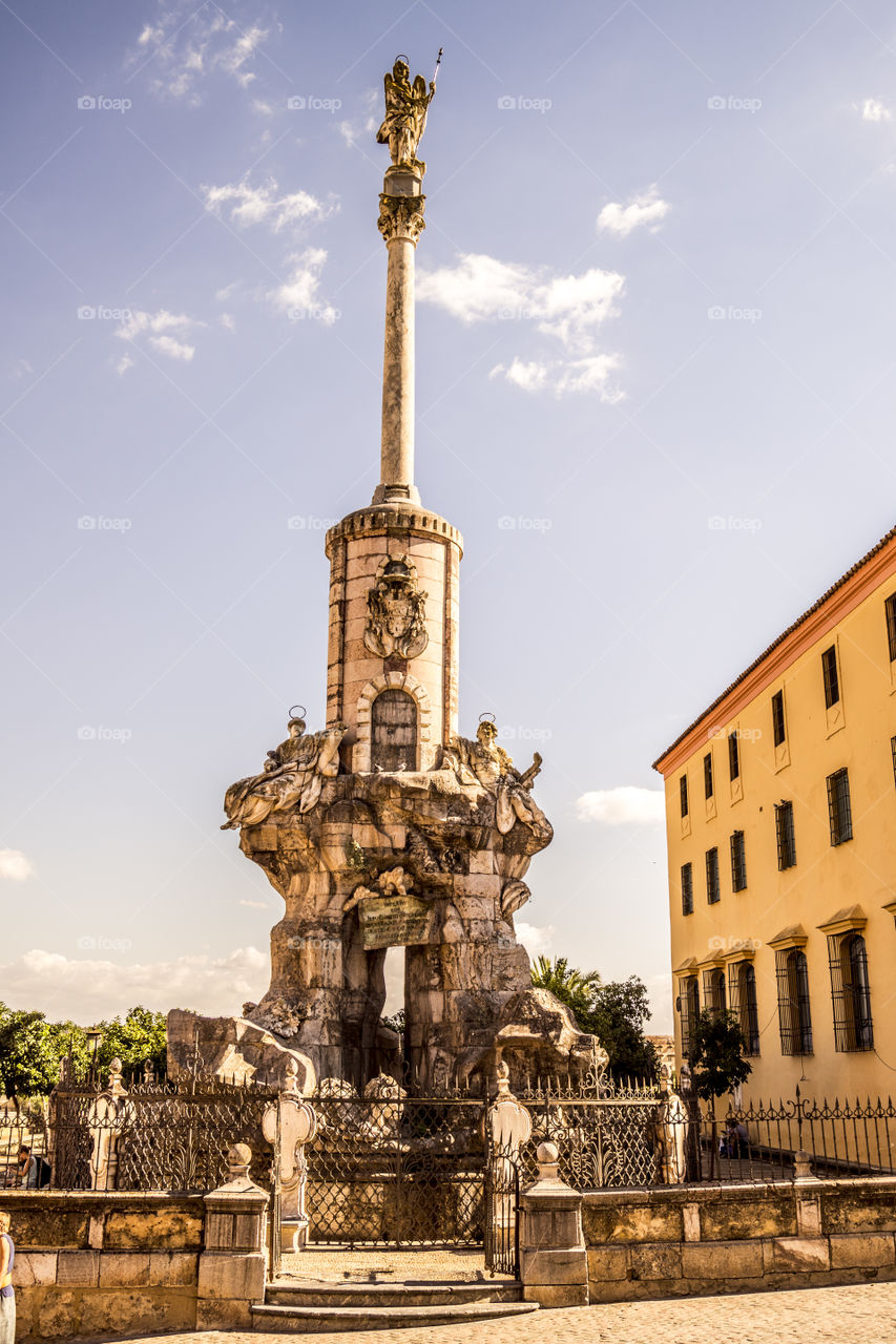 Monumento a San Rafael arcangel en Córdoba, España en la foto observamos el monumento en piedra con el cielo del atardecer de fondo