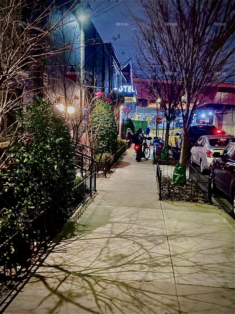 The stretch down „Box St“ walking towards the „BOXHOUSE Hotel“ and towards the „Pulaski Bridge“ at „Newtown Creek“ in „Greenpoint“, Bklyn is particularly picturesque and idyllic at night. 2023. Hypnotic Productions