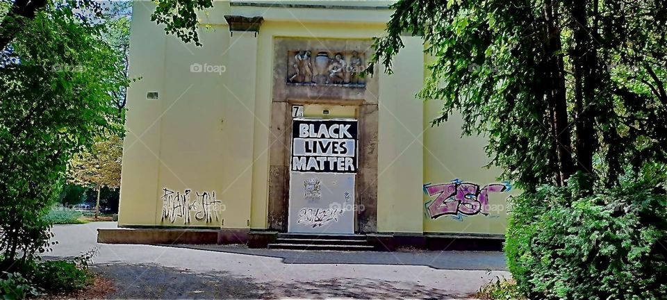 „BLACK LIVES MATTER“ is a popular slogan around the World and so it is also in „Munich“ or in „München“ as the city is called by its inhabitants. 2022. Hypnotic Productions