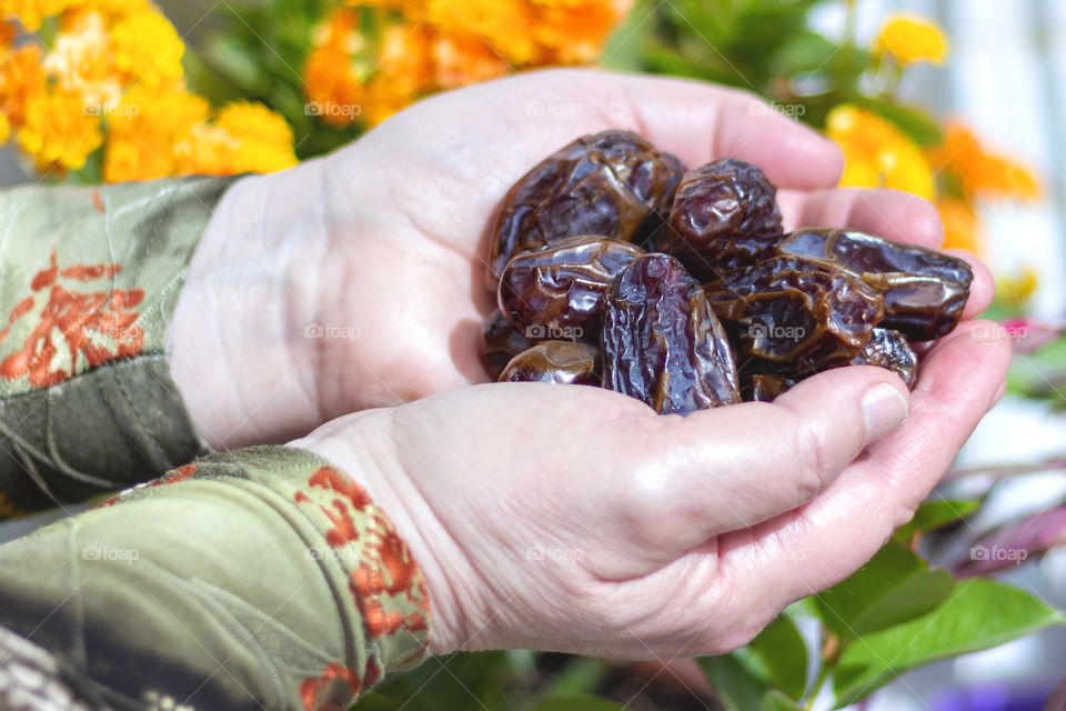 Natural dates in the hands