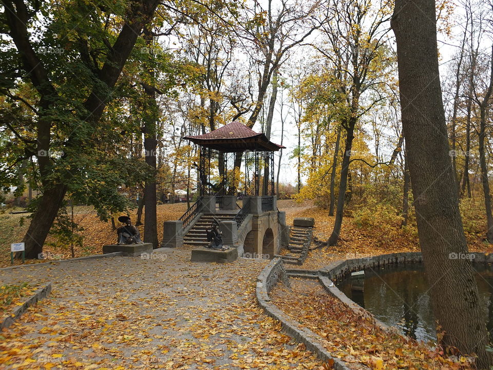 Autumn time. Autumn Park. alcove. rotunda. sculpture.