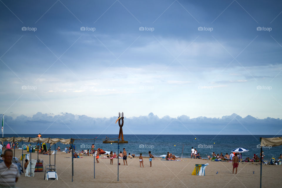 Amenaza de tormenta en un soleado día de playa. 