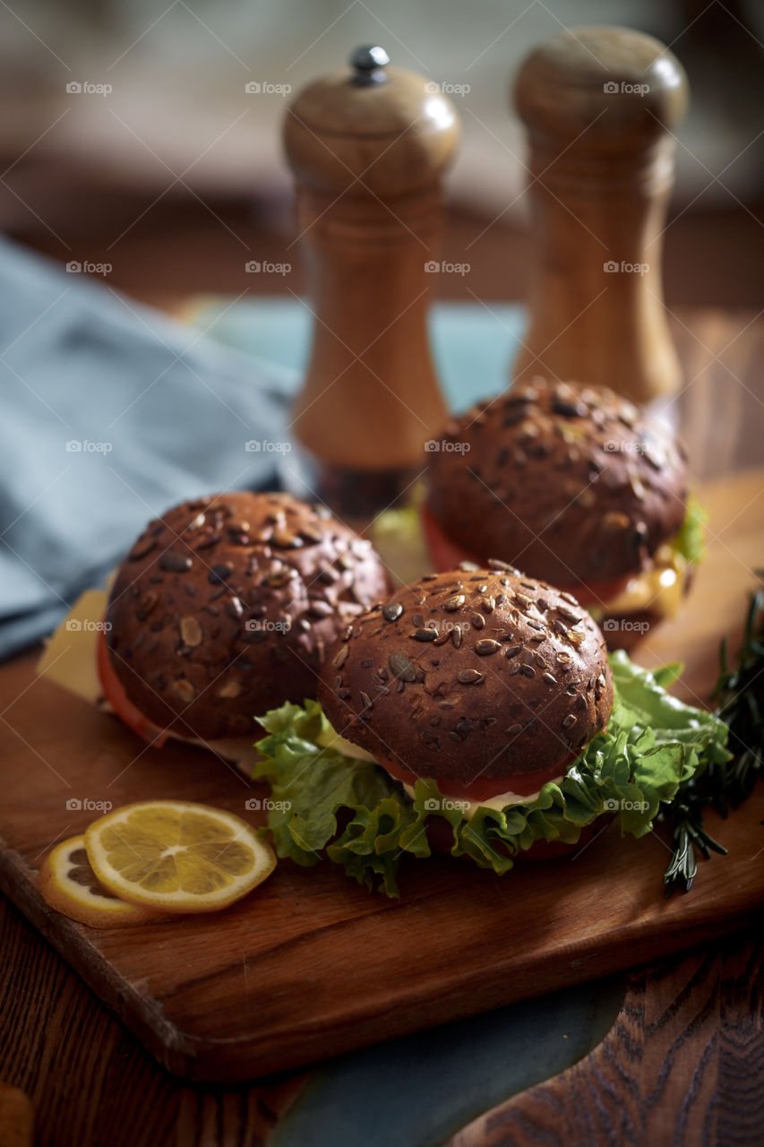 Classic burger with grain bread 