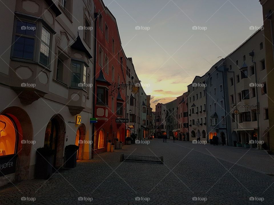 Abendstimmung in der Altstadt von Rattenberg, Sonnenuntergang, bunte Häuser, beleuchtete Schaufenster