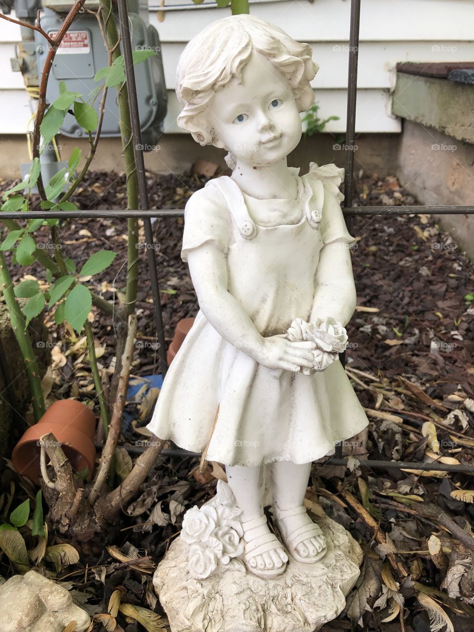 Statue of girl (yard decoration)