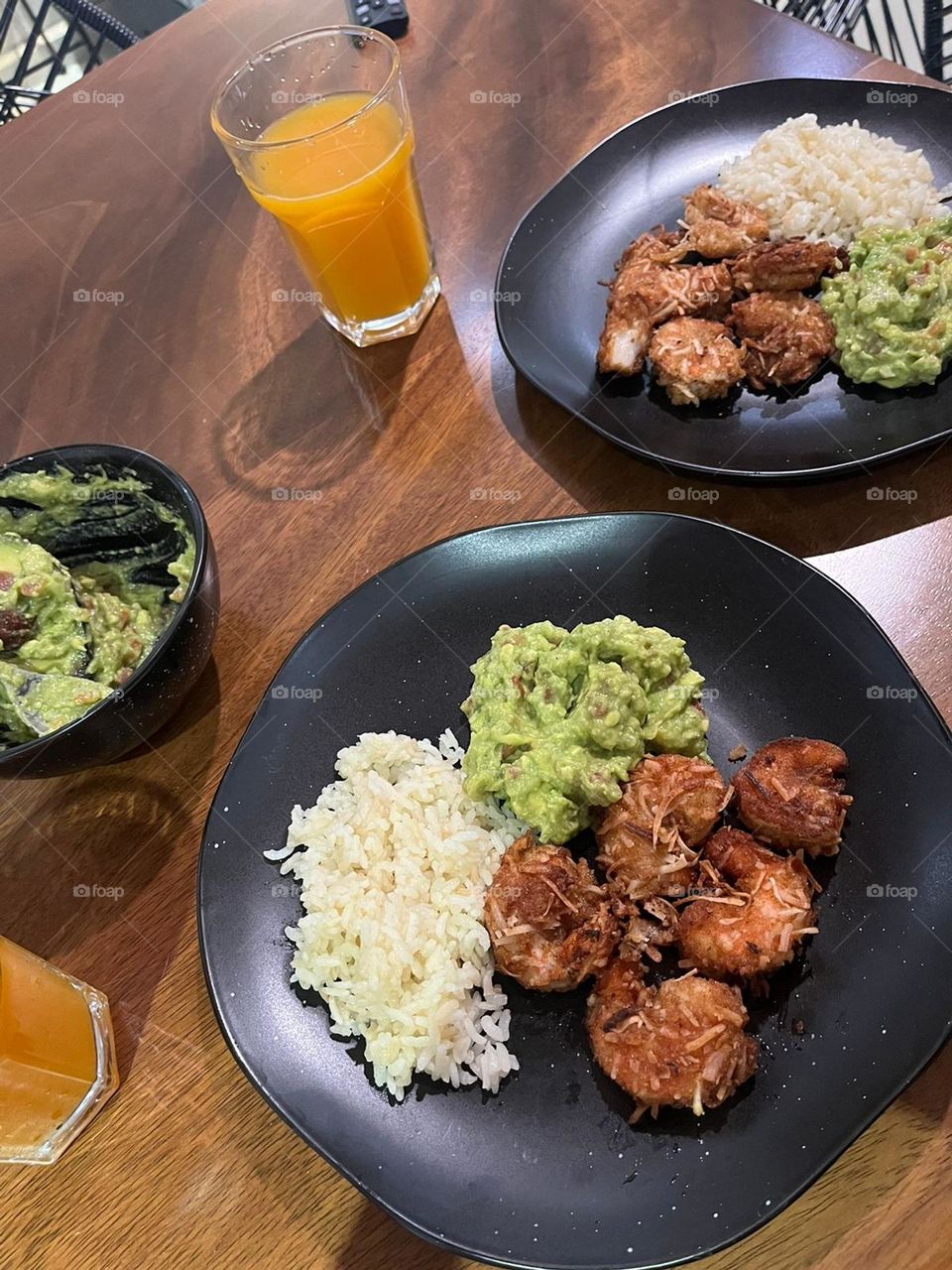 Camarones al coco con guacamole y arroz 