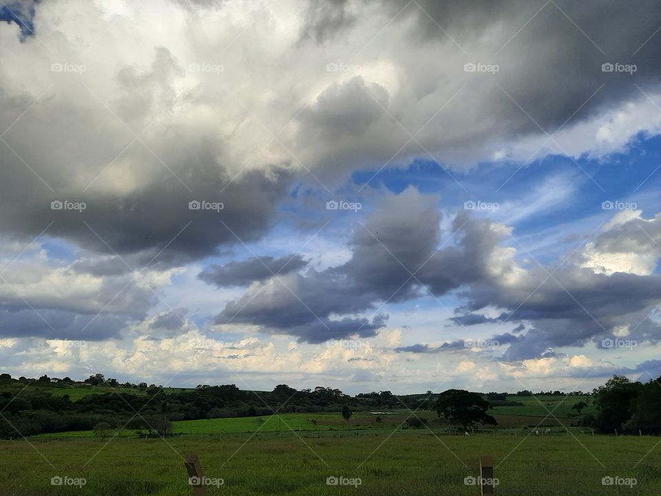 Céu nebuloso, como se fosse uma pintura.
