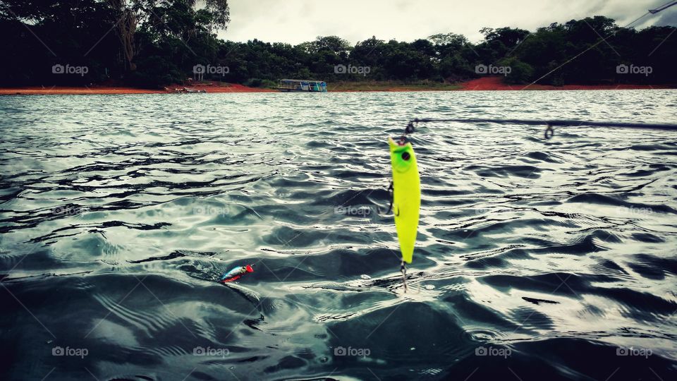 Água no rio, maré, peixinho artificiail de pesca.