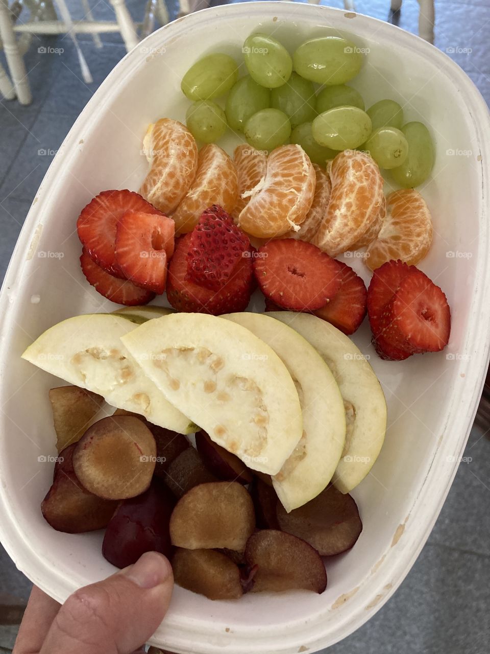 🇺🇸 Healthy time!  A delicious Fruit Salad: strawberry, grape, plum, tangerine and guava.  Is anyone served? / 🇧🇷 Hora saudável! Uma Salada de Frutas deliciosa: morango, uva, ameixa, mexerica e goiaba. Alguém está servido?