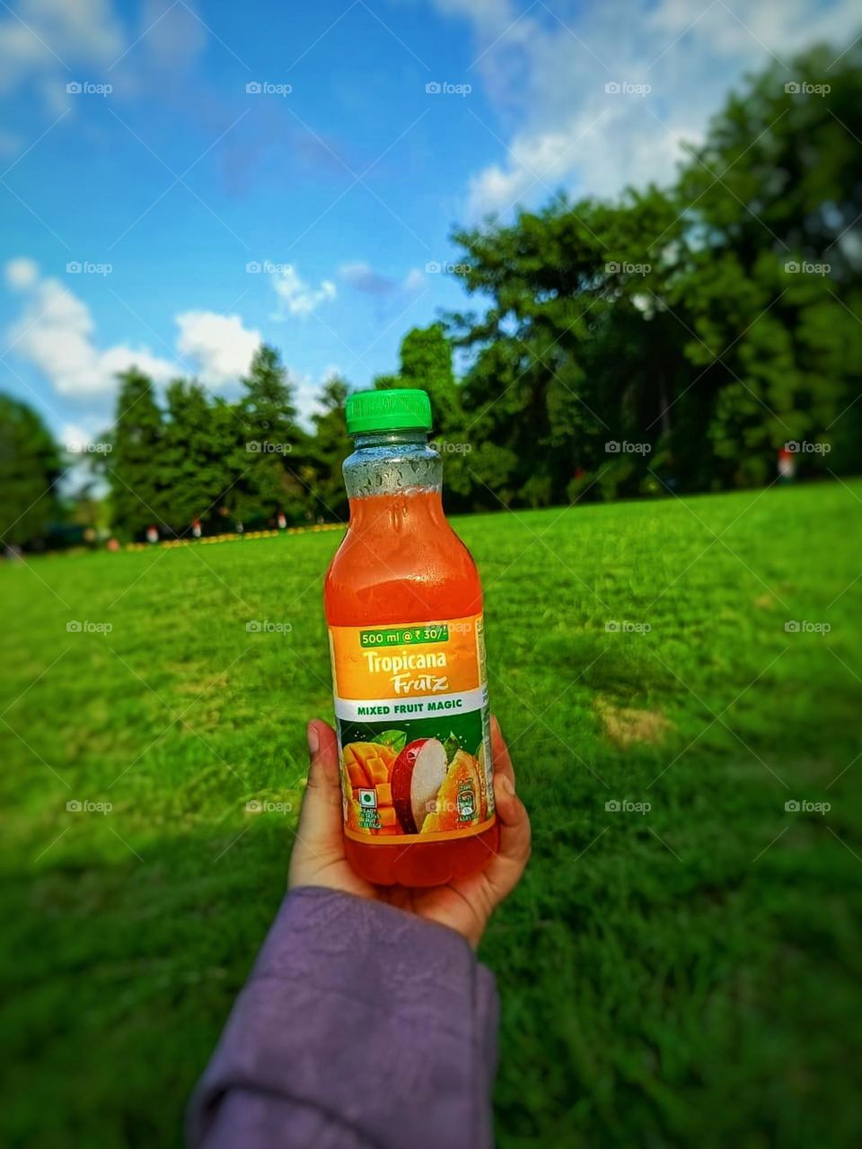 That juice looks so refreshing! Makes me want to grab a bottle too. 🥤