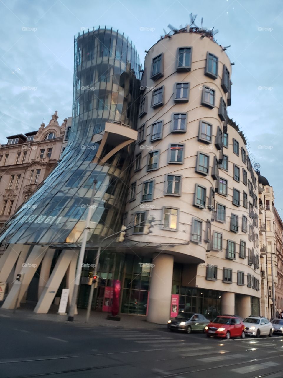 el diseño y la modernidad contrastan y complementan las calles de Praga