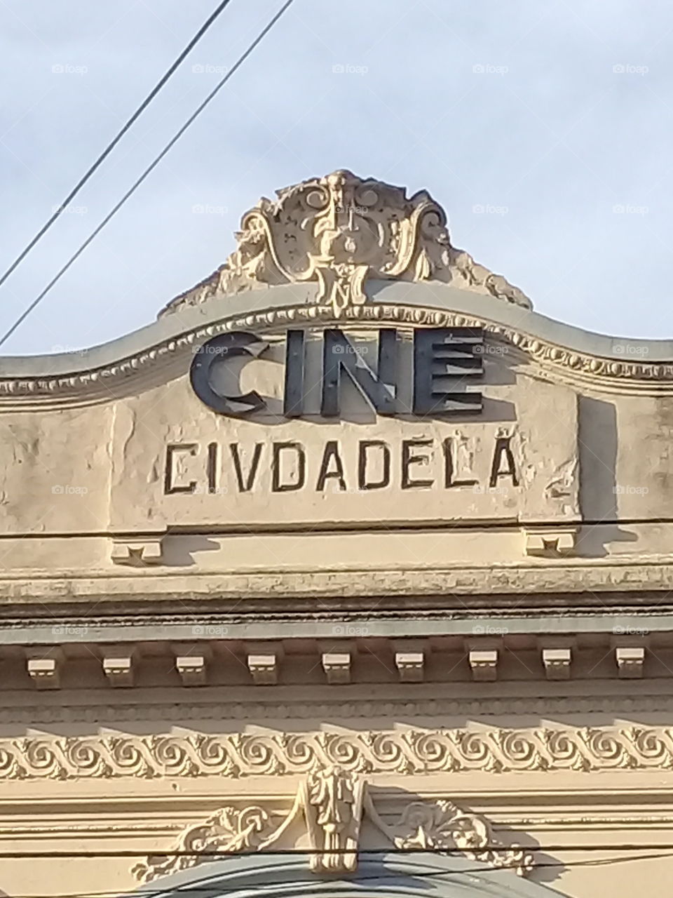 fachada de antigua sala cinematográfica,en cuya parte superior se encuentran aún los carteles y los ornamentos originales.