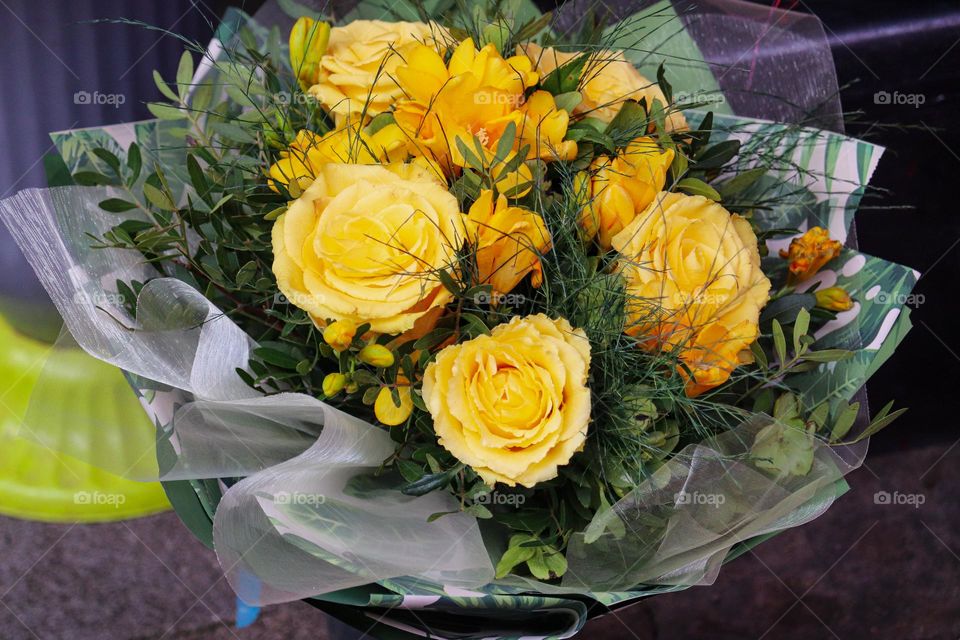 A bouquet of a yellow roses