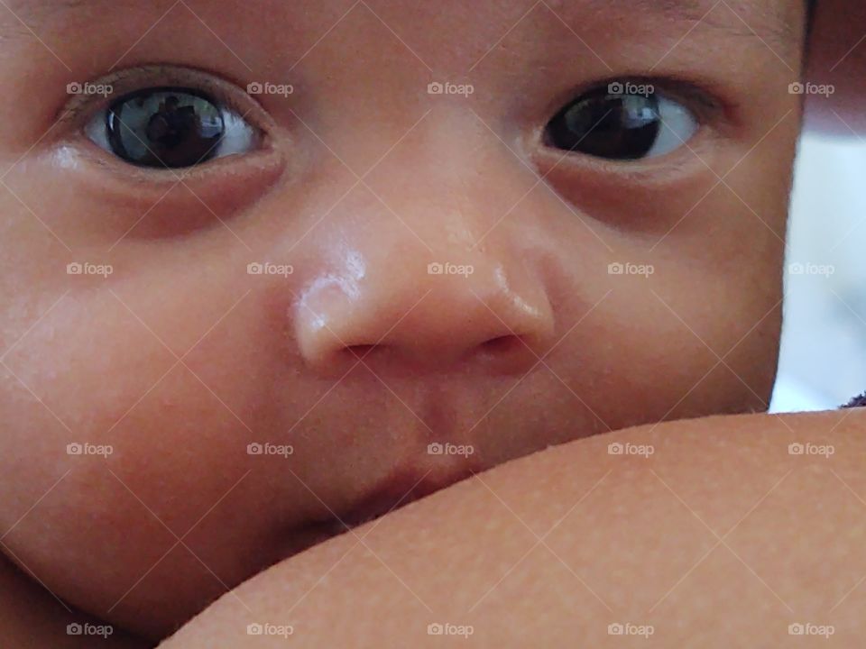 bebe olhando