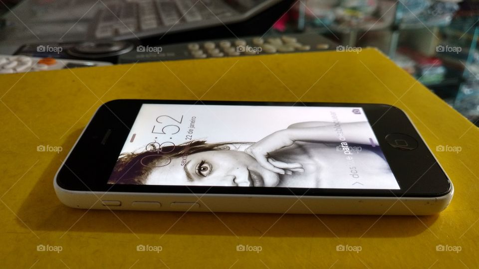 Celular IPhone, imagem da tela, bloqueio.