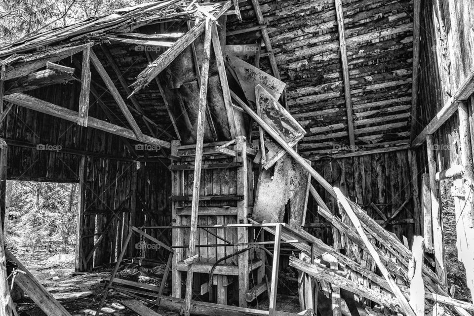 forgotten memories. I while I was walking at the cars cementary I passed this abandoned house.
